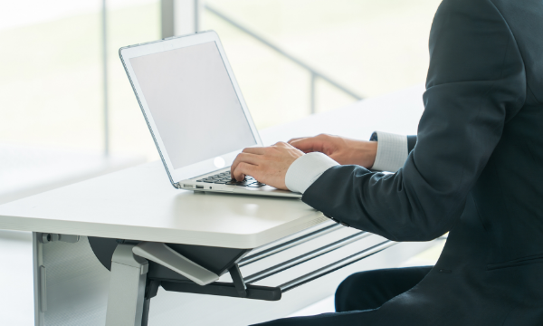 PCに向かう男性の画像