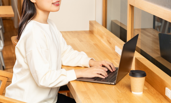 カフェでPCに向かう女性の画像